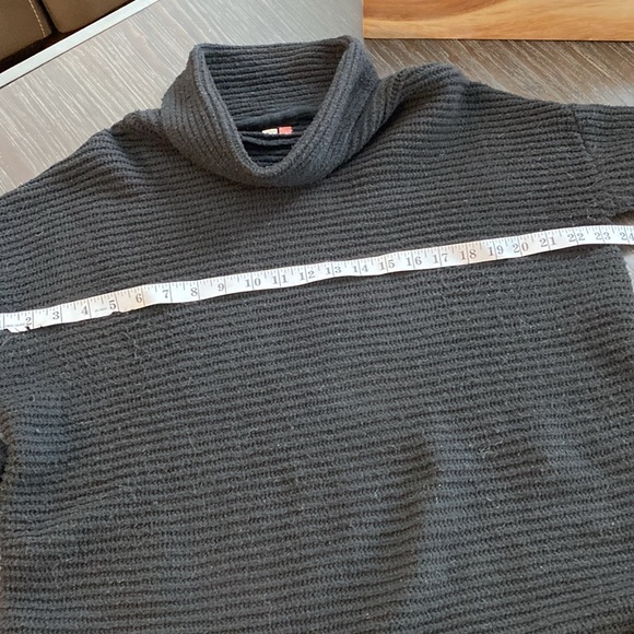 Pilcro ladies oversized sweater in size medium. - Picture 7 of 9